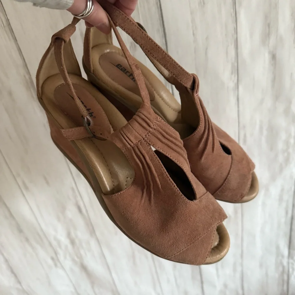 Earth Shoes 8.5 tan peep toe wedge